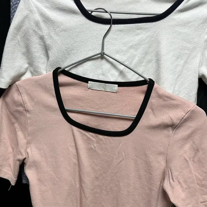 [SOLD OUT] 아뜨랑스 자체제작 고퀄 배색 스퀘어넥 라벨 포인트 티셔츠 일괄