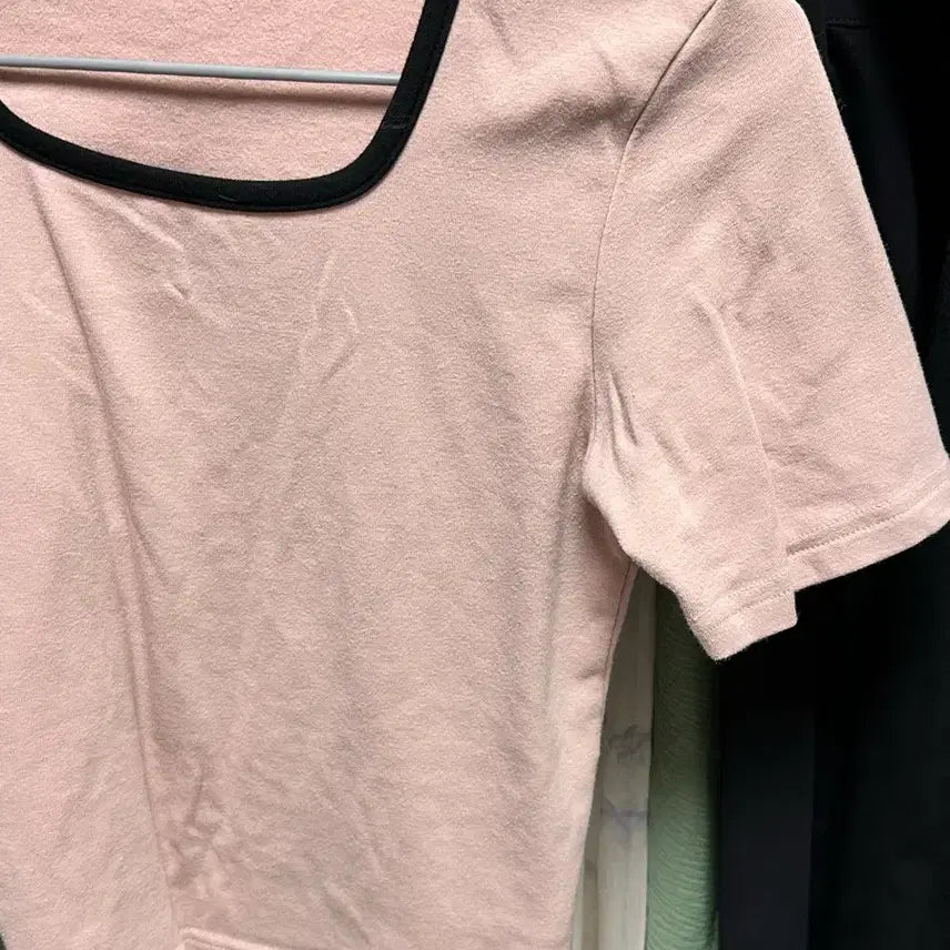 [SOLD OUT] 아뜨랑스 자체제작 고퀄 배색 스퀘어넥 라벨 포인트 티셔츠 일괄