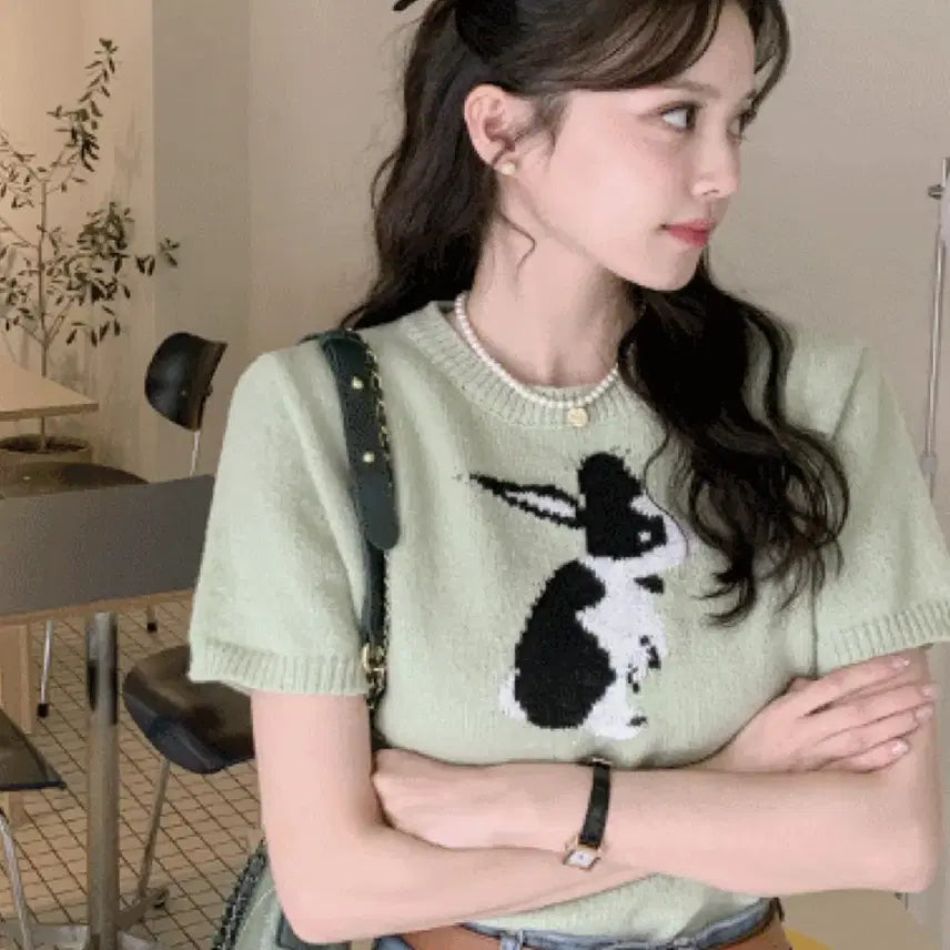 [BUNJANG] 아뜨랑스) 토끼 패턴 라운드넥 크롭 반팔 니트 / 아뜨랑스) 토끼 패턴 라운드넥 크롭 반팔 니트
