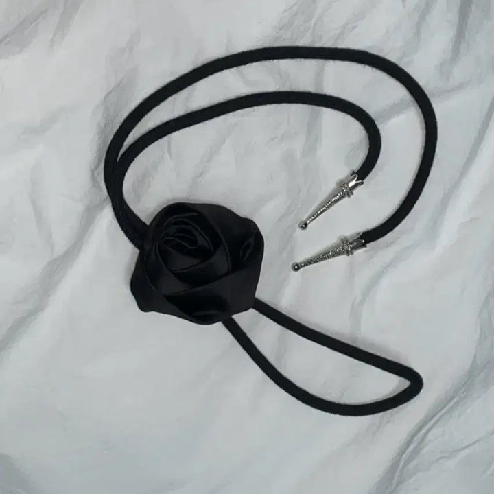 [BUNJANG] Artist Complex Rose Bolo Tie (Used) / 아티스트 컴플렉스 장미 볼로 타이 블랙 (2회착용)