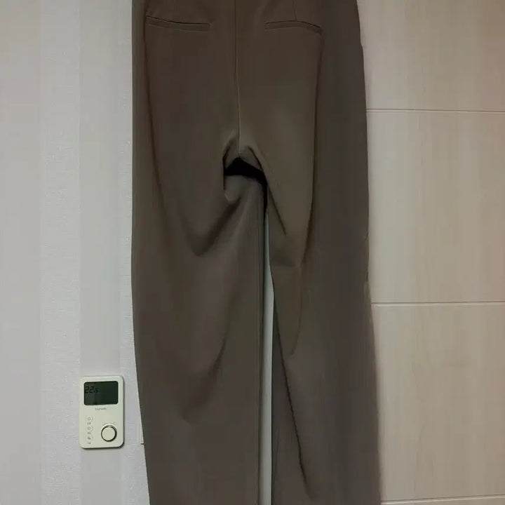 [BUNJANG] 고고싱 핀턱 세미 와이드핏 슬랙스 베이지 M 판매합니다. / 고고싱 핀턱 세미 와이드핏 슬랙스 베이지 M 판매합니다.