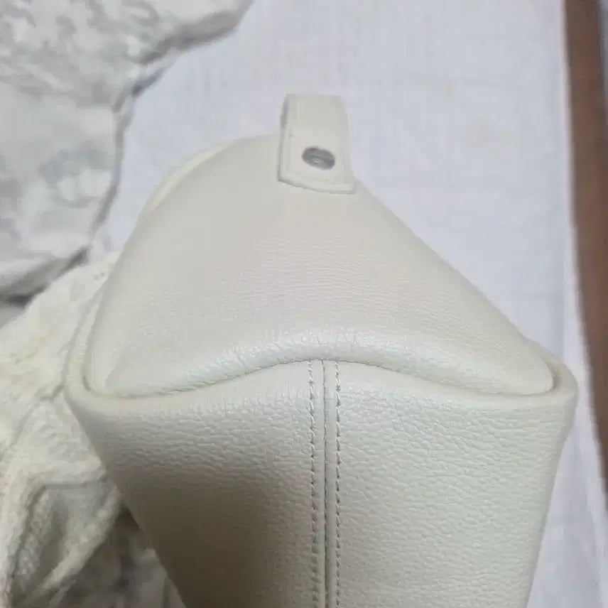 [BUNJANG] 에이노 Aplin bag  크림색상 / 에이노 Aplin bag  크림색상