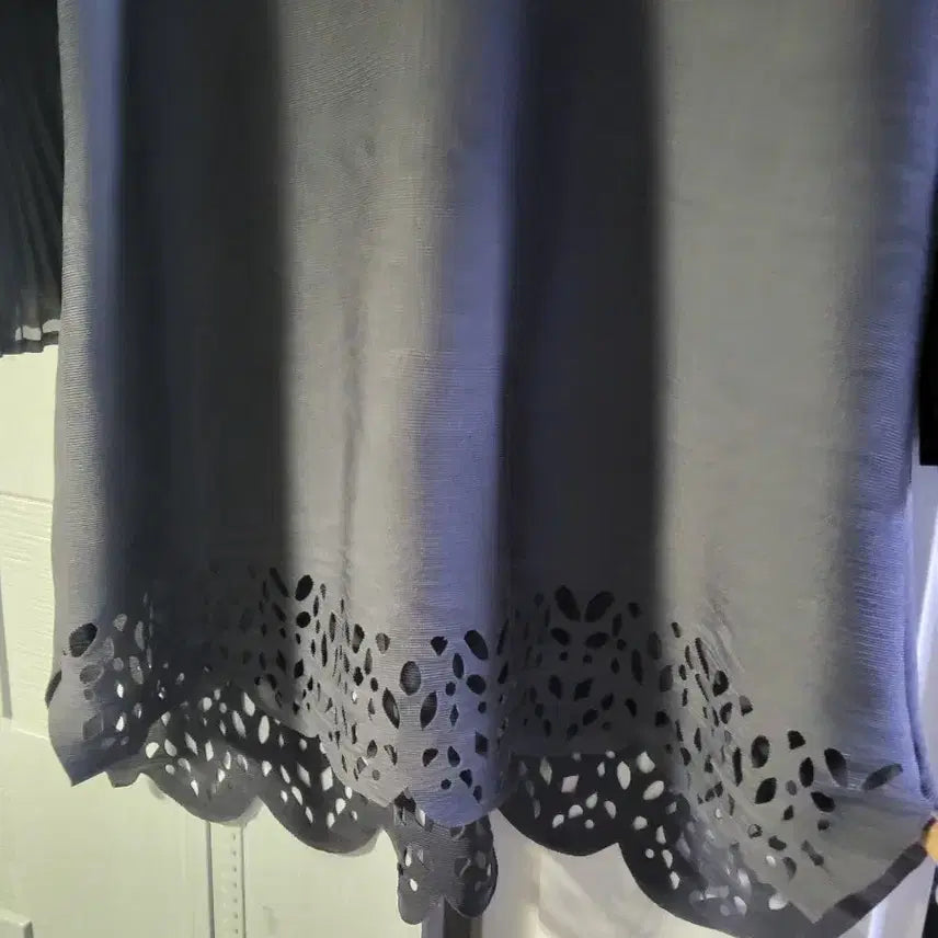 [BUNJANG] Pleated Punch Top Blouse / 펀칭 플리츠 상의