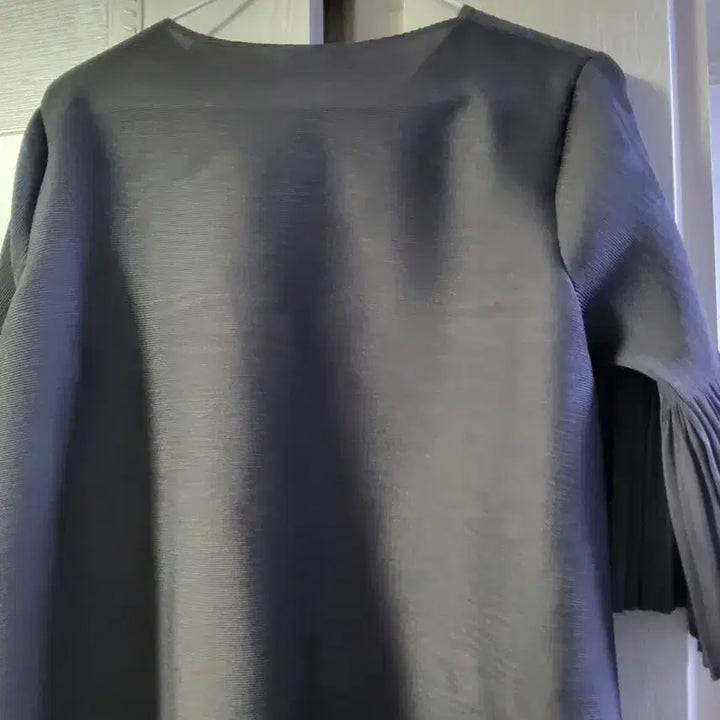 [BUNJANG] Pleated Punch Top Blouse / 펀칭 플리츠 상의