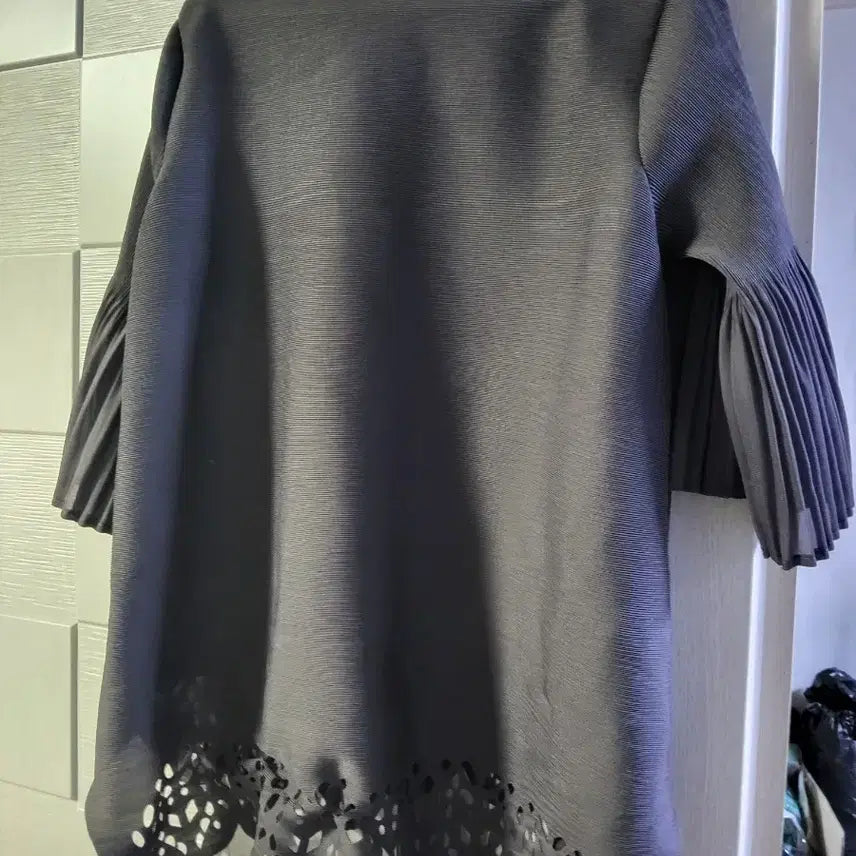 [BUNJANG] Pleated Punch Top Blouse / 펀칭 플리츠 상의