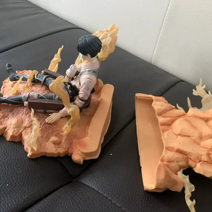 [BUNJANG] Attack on Titan Levi Figure / 진격의 거인 리바이 피규어 가로30세로20? 좀 큼