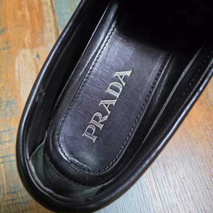 [SOLD OUT] (정품) 프라다 블랙 페니 로퍼  / 유광 / 8 (265~270)