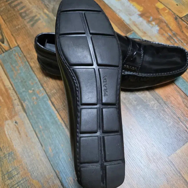 [SOLD OUT] (정품) 프라다 블랙 페니 로퍼  / 유광 / 8 (265~270)