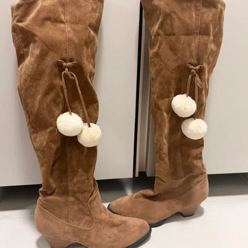 [BUNJANG] Liz Lisa Suede Brown Pom-Pom Long Boots / 스웨이드 브라운 폼폼 롱부츠 라떼갸루리즈리사트랄라라lizlisa히메갸루