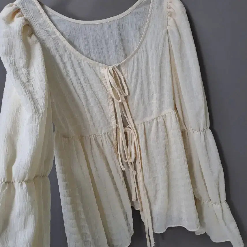 [BUNJANG] Seersucker Ivory Open Blouse / 시어서커소재 아이보리 끈 오픈 블라우스 퍼프소매