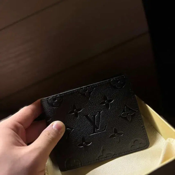 [SOLD OUT] 루이비통 모노그램 엠보스 블랙 반지갑