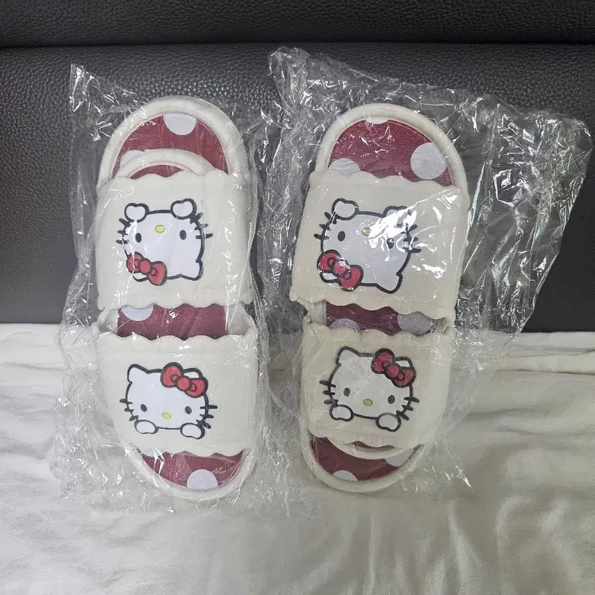 [BUNJANG] Hello Kitty Polka Dot Slippers / 헬로키티 땡땡이  슬리퍼 210/220