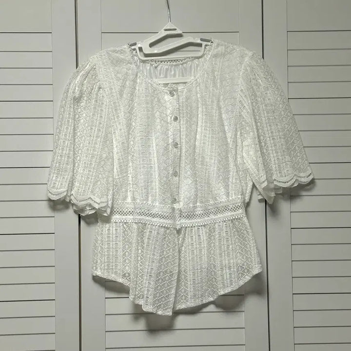 [BUNJANG] Punch Lace Short Sleeve Blouse - White / 
