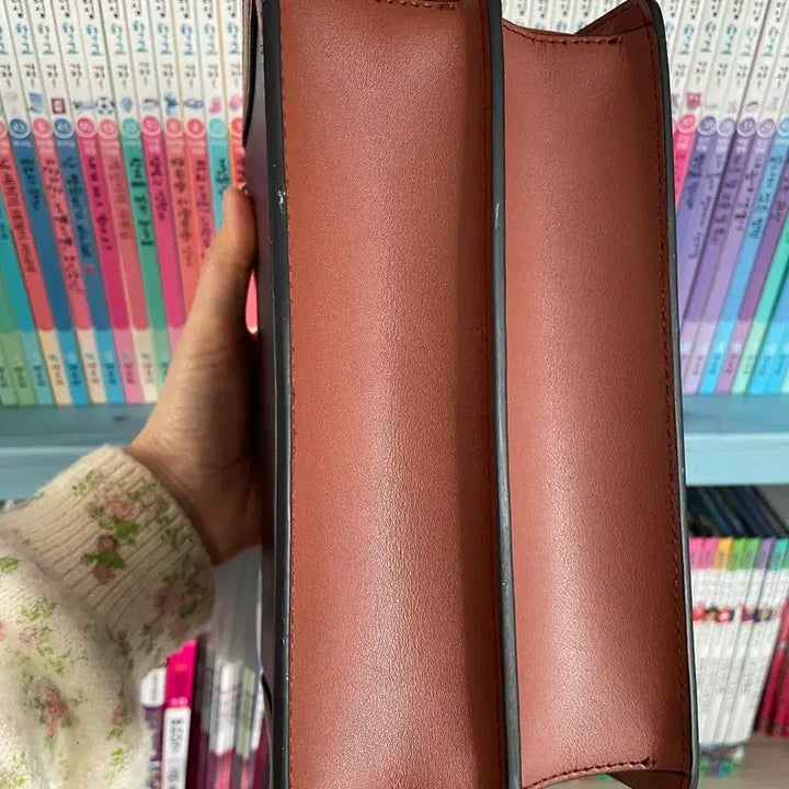 [SOLD OUT] Vanessa Hogan 꿀벌 패턴 숄더백