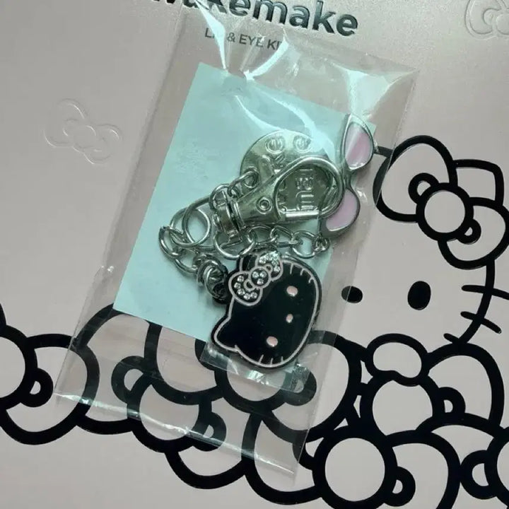 [BUNJANG] WAKEMAKE x Hello Kitty Keychain (Sealed) / 미개봉 새상품 웨이크메이크 헬로키티 키링