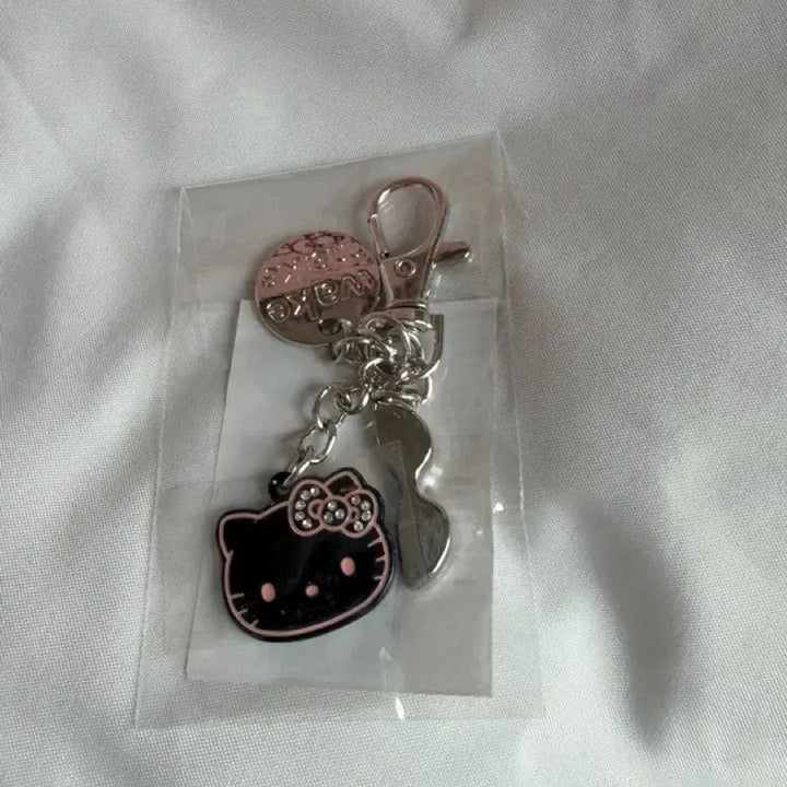 [BUNJANG] WAKEMAKE x Hello Kitty Keychain (Sealed) / 미개봉 새상품 웨이크메이크 헬로키티 키링