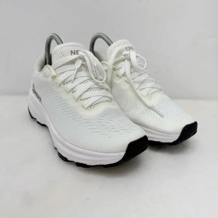 [BUNJANG] Nepa White Hiking Shoes / (240)네파 운동화 하이킹화 화이트