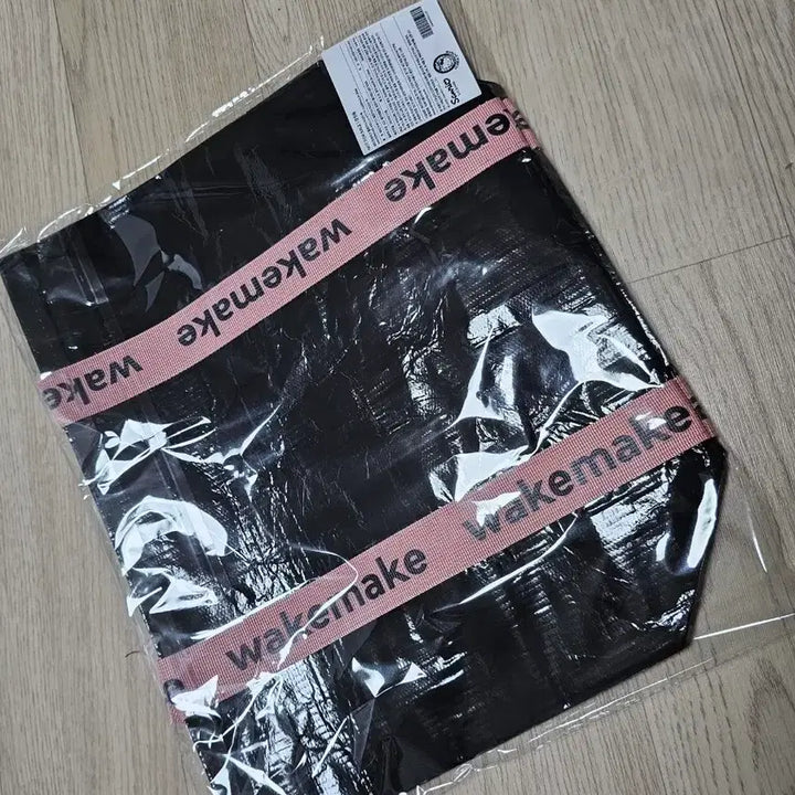 [SOLD OUT] 웨이크메이크 헬로키티 타포린백 미개봉