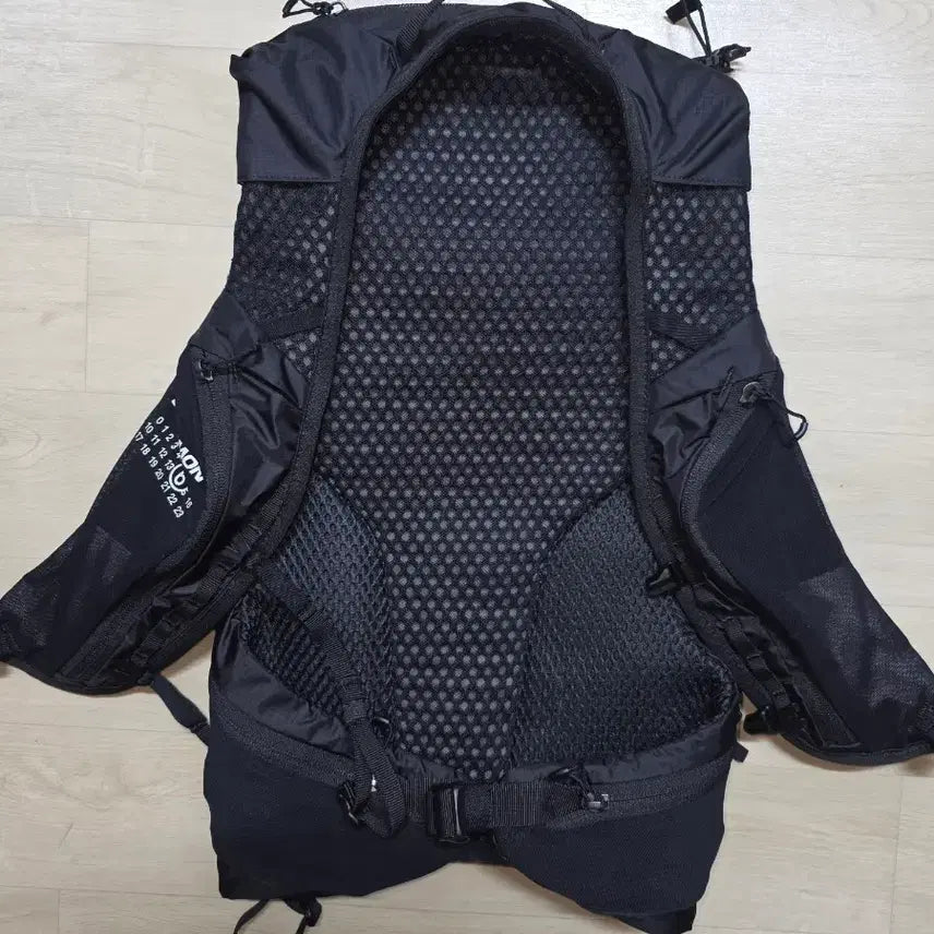 [SOLD OUT] 25FW 메종마르지엘라 MM6 X 살로몬 XT- 15 백팩 SB6WA00