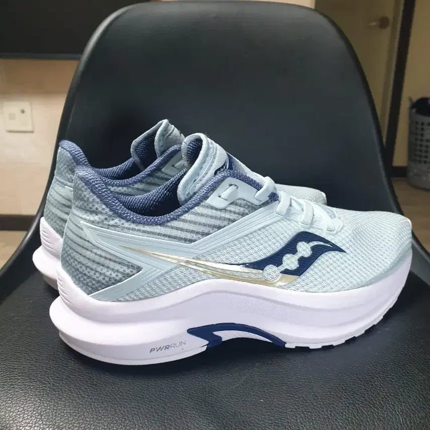 [BUNJANG] Saucony Sky Blue Sneakers 235 / Saucony Saucony 운동화 하늘색 235