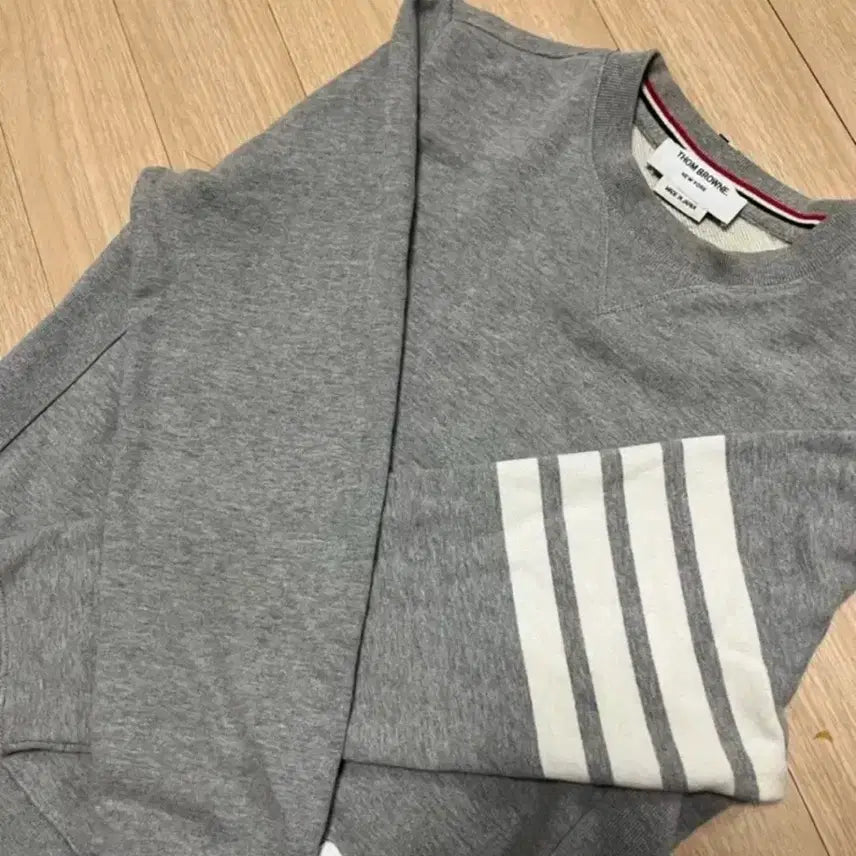 [SOLD OUT] 톰브라운 삼선 맨투맨 그레이