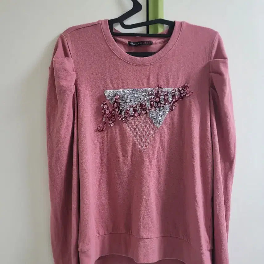 [BUNJANG] GUESS  핑크 비즈 티셔츠 / GUESS  핑크 비즈 티셔츠