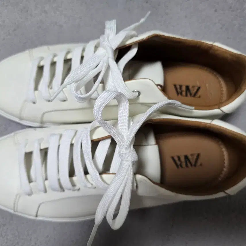 [SOLD OUT] 자라화이트 스니커즈 270
