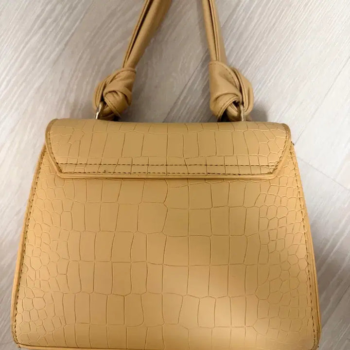 [BUNJANG] Yellow Crocodile Pattern Mini Tote Bag / 옐로우 악어 패턴 미니 토트백(새상품)