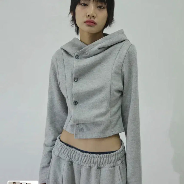[BUNJANG] 새상품 슬릭글로우 스몰 로고 사이드 버튼 셔링 후드 탑 그레이 무신사 / 새상품 슬릭글로우 스몰 로고 사이드 버튼 셔링 후드 탑 그레이 무신사