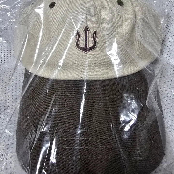 [SOLD OUT] 베루툼 아이보리/브라운 삼지창 볼캡 모자
