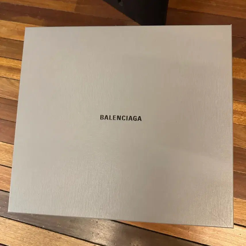 [SOLD OUT] 오늘만이가격)발렌시아가 스테로이드 부티 43 카티착용
