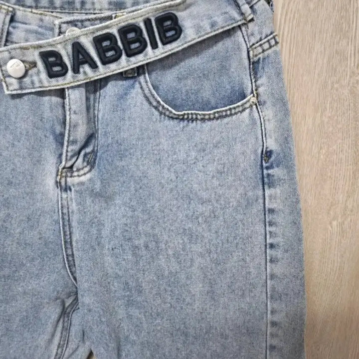 [BUNJANG] Lettering Light Wash Denim Pants / 레터링 연청 데님 팬츠