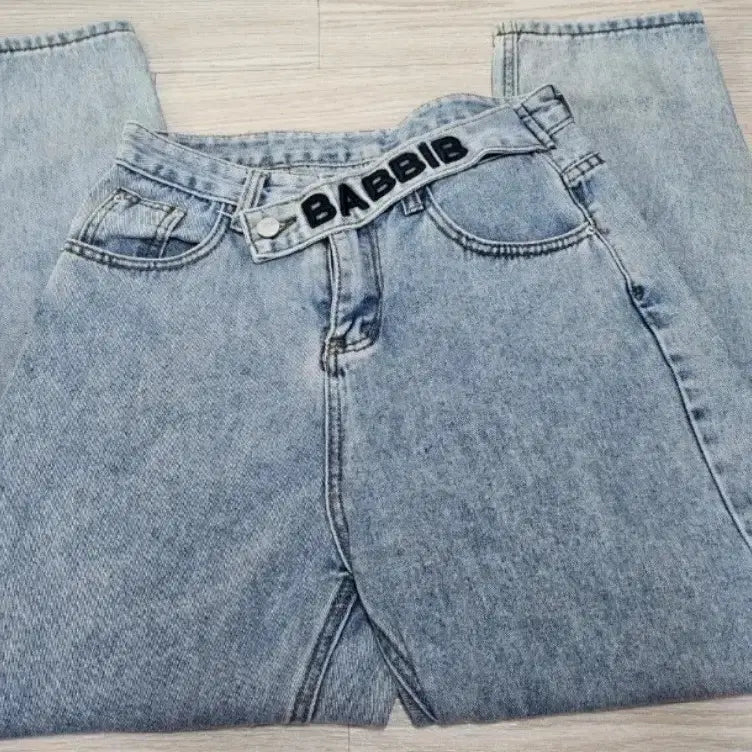 [BUNJANG] Lettering Light Wash Denim Pants / 레터링 연청 데님 팬츠