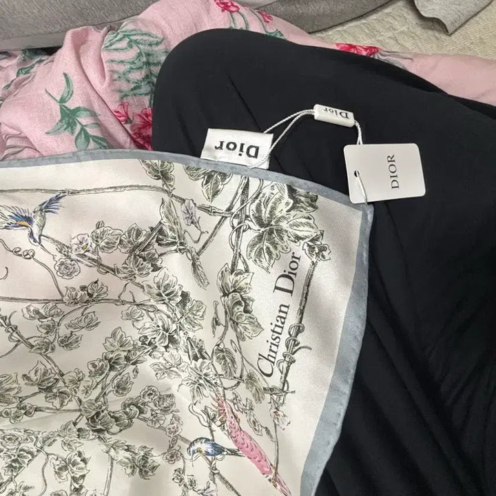 [BUNJANG] Floral Silk Scarf / 화려한 꽃패턴 실크 100% 스카프 팔아요