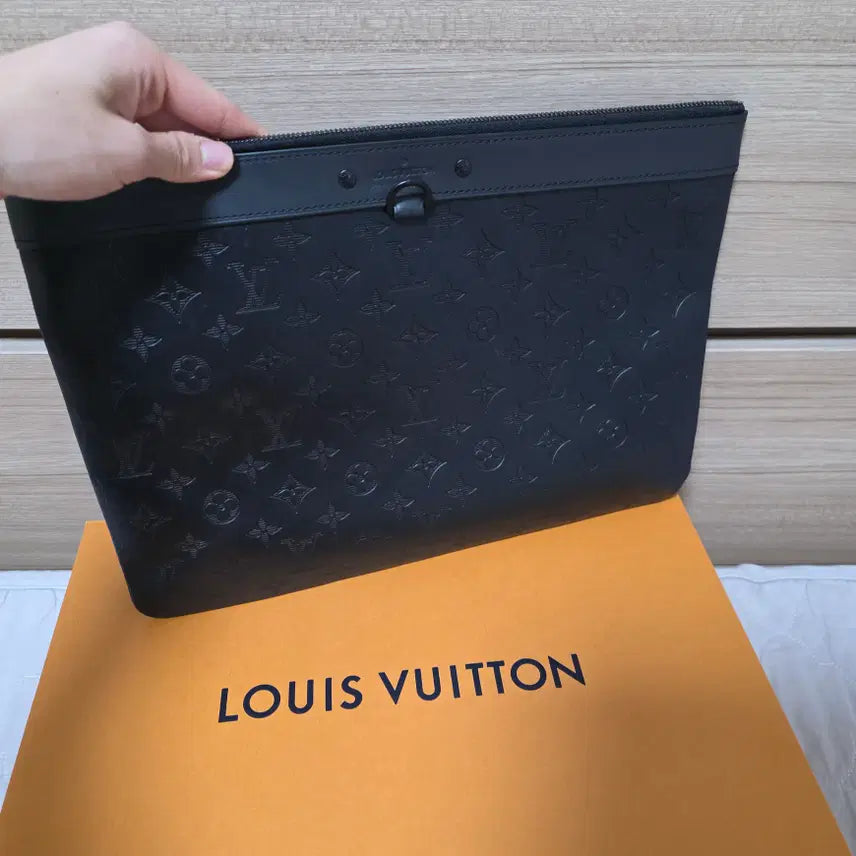 [BUNJANG] Louis Vuitton Monogram Shadow Pochette Clutch Black / 루이비통 쉐도우 포쉐트 모노그램 클러치 블랙