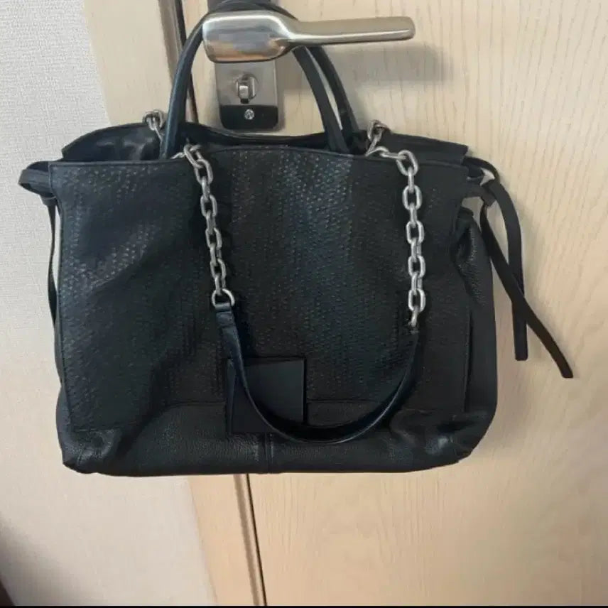 [SOLD OUT] 루즈 앤 라운지 소가죽 체인가방