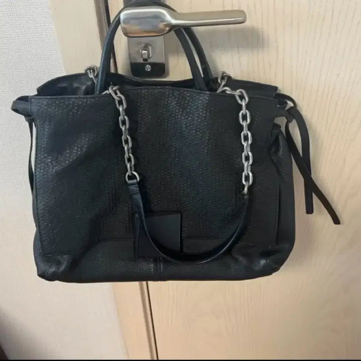 [SOLD OUT] 루즈 앤 라운지 소가죽 체인가방