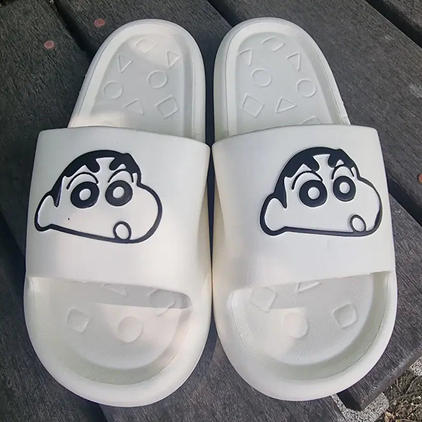 [BUNJANG] Crayon Shin-chan White Slippers &amp; Black Crocs (Size 255) / 짱구 화이트 슬리퍼 &amp; 검정색 크록스 255