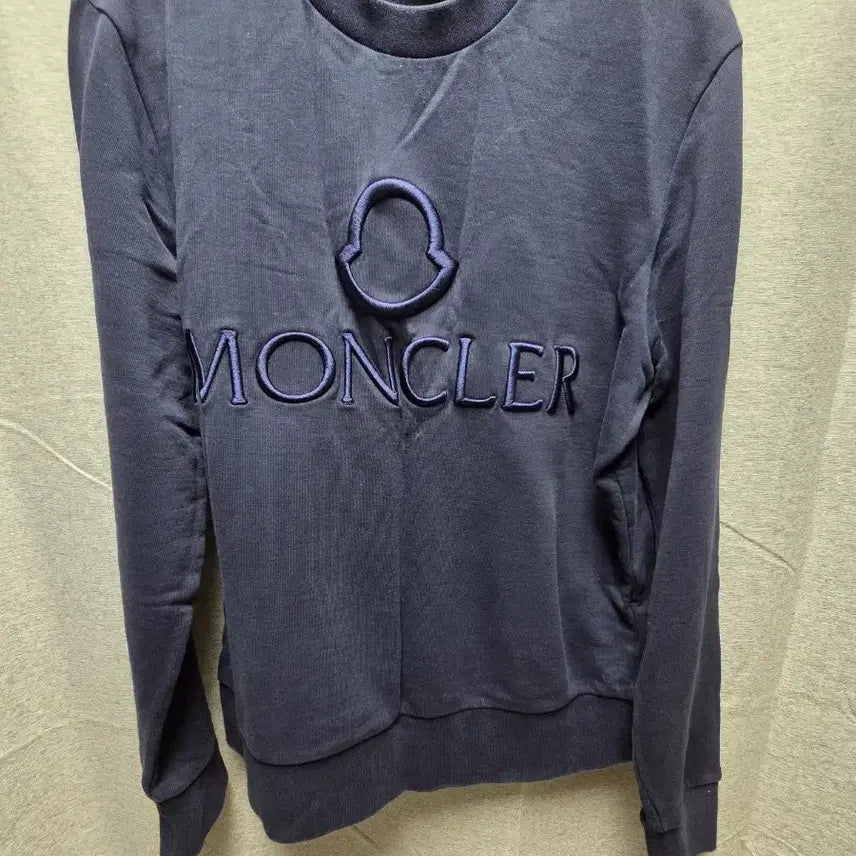 [SOLD OUT] 몽클레어 네이비 로고 맨투맨