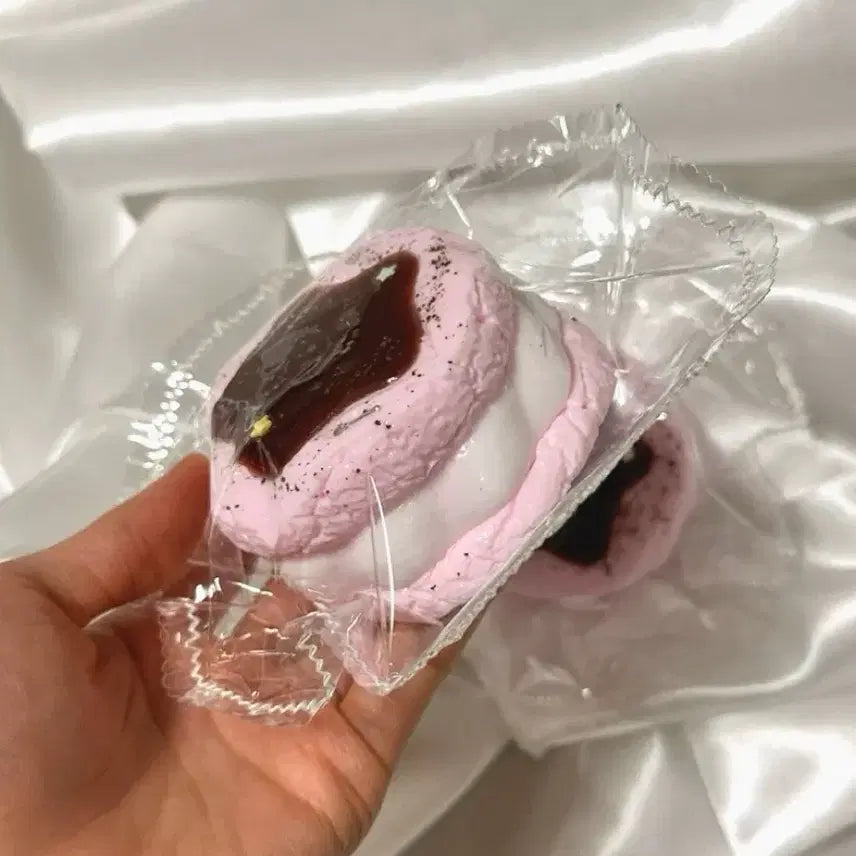 [SOLD OUT] 키티 딸기 생크림 케이크 수제 말랑이 (한정판)