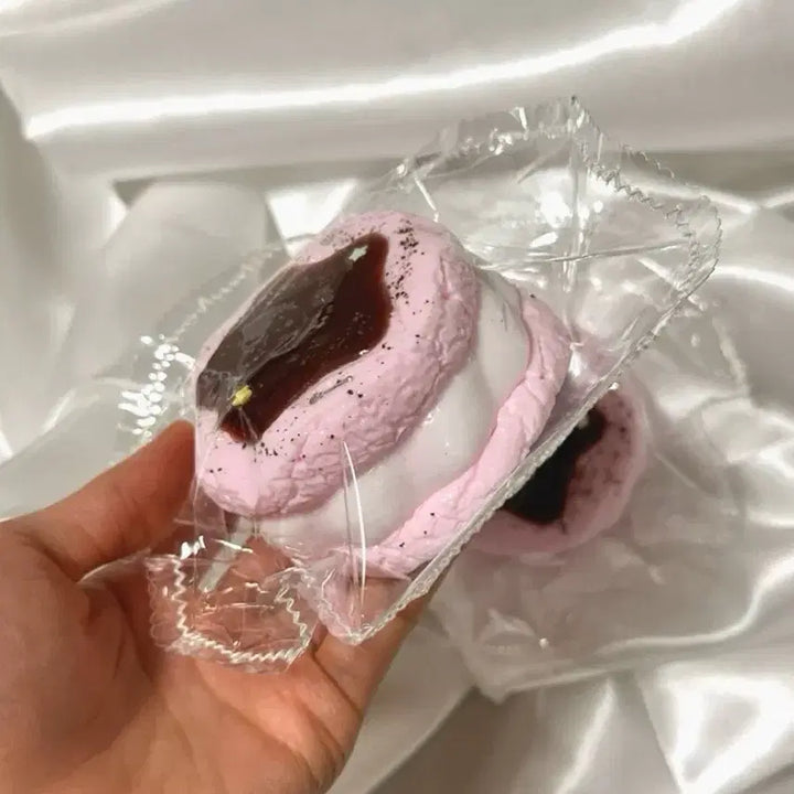 [SOLD OUT] 키티 딸기 생크림 케이크 수제 말랑이 (한정판)