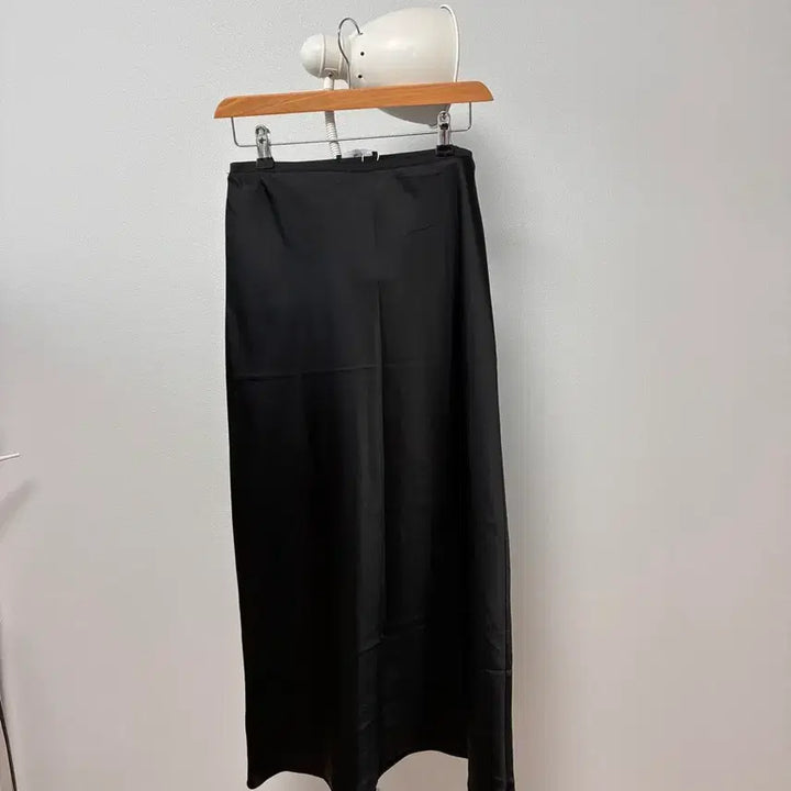 [SOLD OUT] (택달린 새상품) 망고 mango 블랙 새틴 롱 스커트 실키 스커트