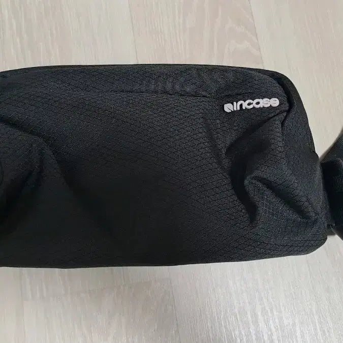 [SOLD OUT] Incase 인케이스 블랙 슬링백 중고