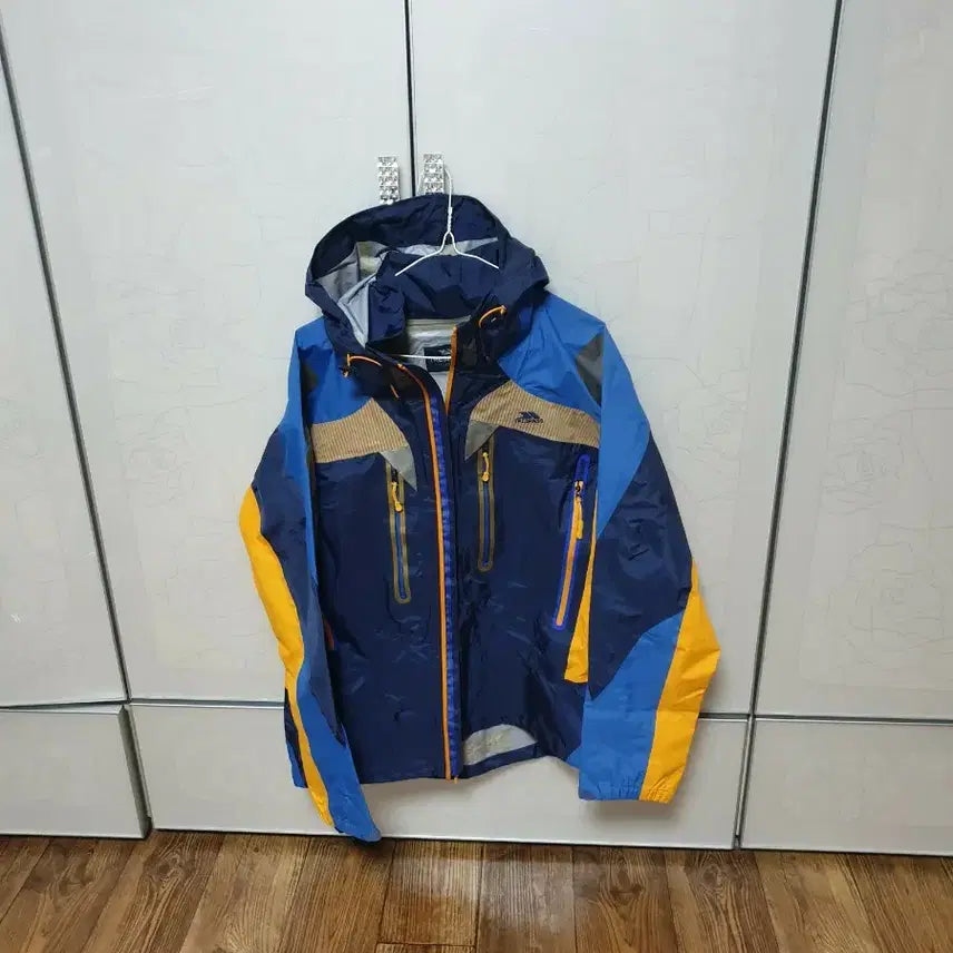 [SOLD OUT] 트레스패스  바람막이 자켓  남105  새것