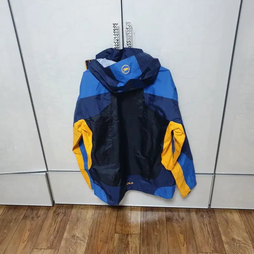 [SOLD OUT] 트레스패스  바람막이 자켓  남105  새것