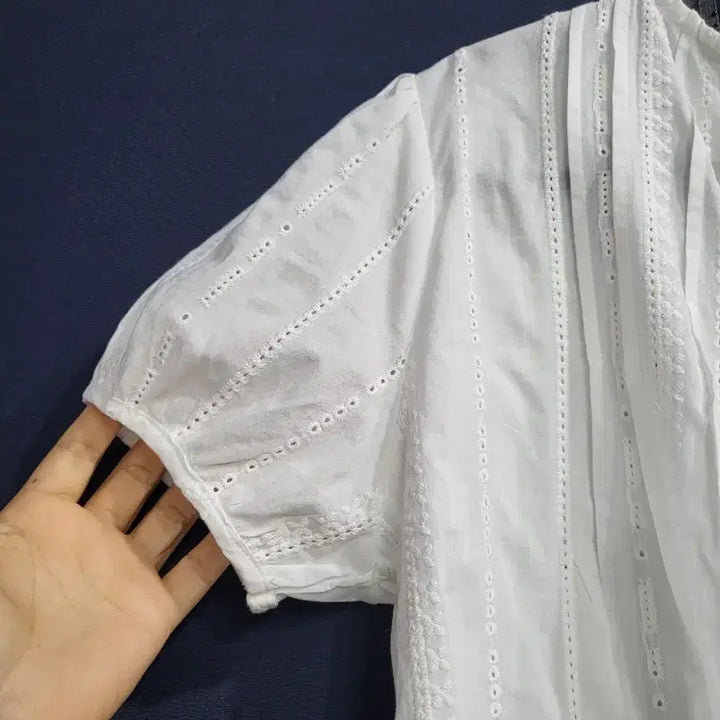 [BUNJANG] MODS Cotton Punching Blouse / MODS 모즈 순면 펀칭 블라우스(새상품)