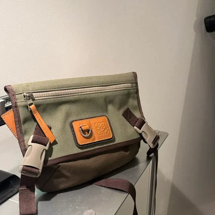 [SOLD OUT] 로에베 로고 미니 크로스백 미니백