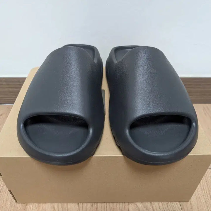 [BUNJANG] Adidas Yeezy Slide Onyx 275 / (새상품)아디다스 이지 슬라이드 오닉스 275