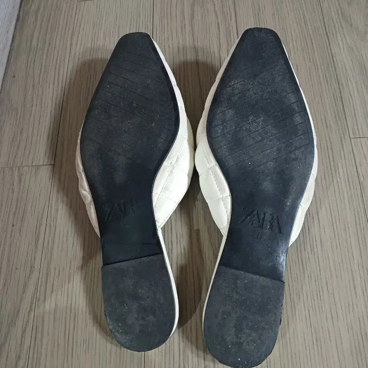 [BUNJANG] ZARA Quilted White Mule Slippers / 자라 ZARA 퀼팅 화이트 뮬 슬리퍼235