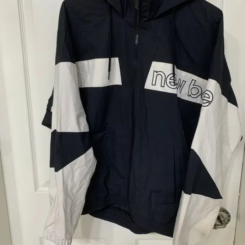 [SOLD OUT] 뉴발란스 블랙/화이트 후드 바람막이 여m